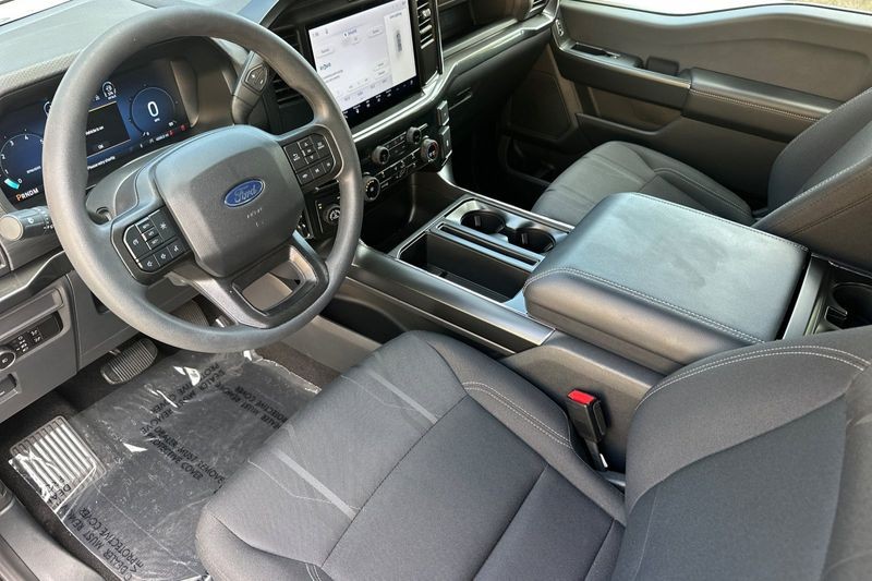 Ford F-150 Vehicle Full-screen Gallery Image 09