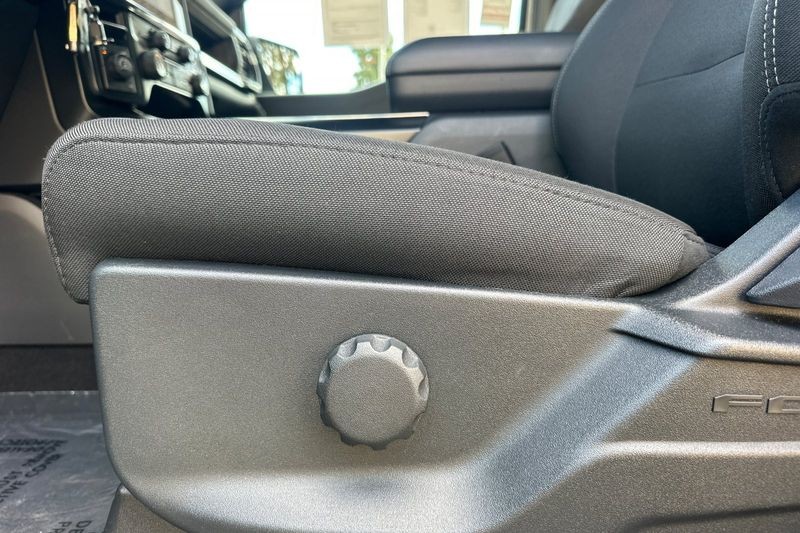 Ford F-150 Vehicle Full-screen Gallery Image 12