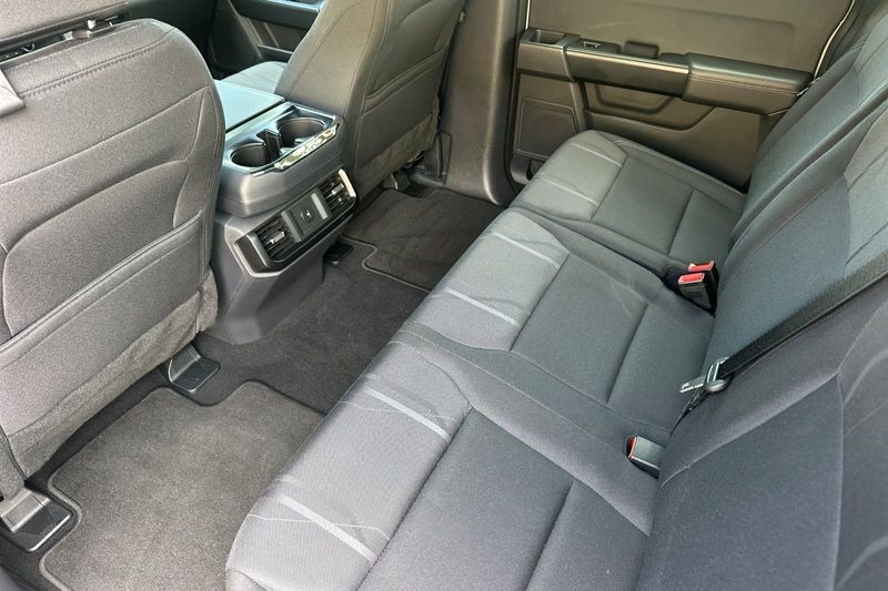 Ford F-150 Vehicle Full-screen Gallery Image 13