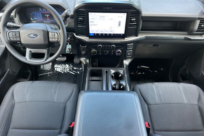 Ford F-150 Vehicle Full-screen Gallery Image 14