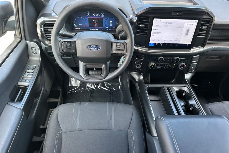 Ford F-150 Vehicle Full-screen Gallery Image 15
