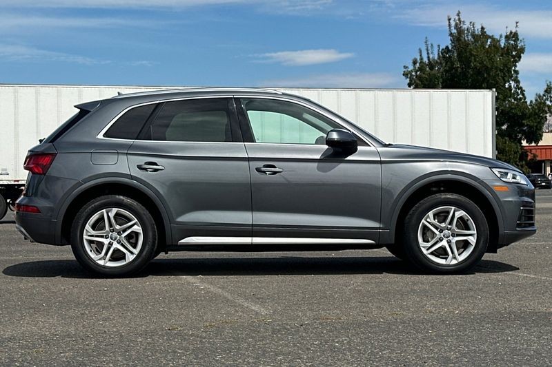 Audi Q5 Vehicle Full-screen Gallery Image 02