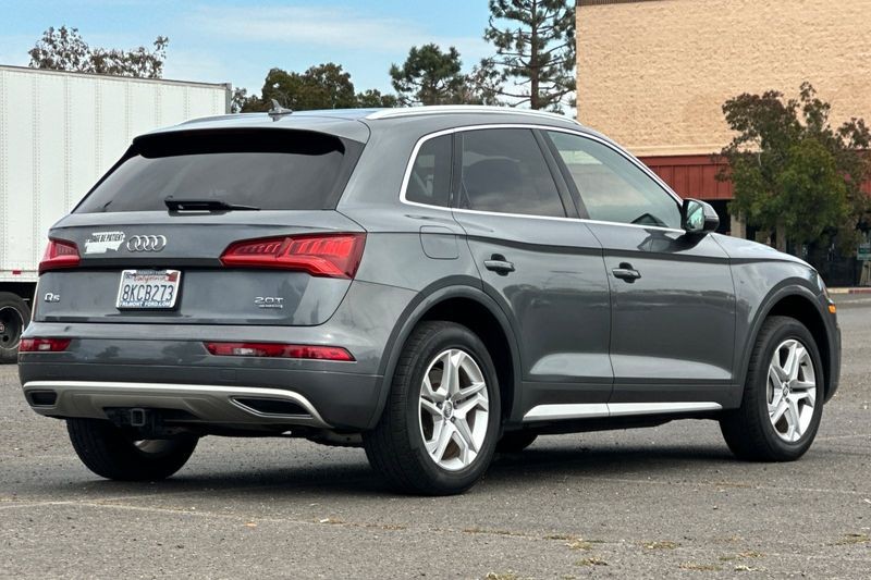 Audi Q5 Vehicle Full-screen Gallery Image 03