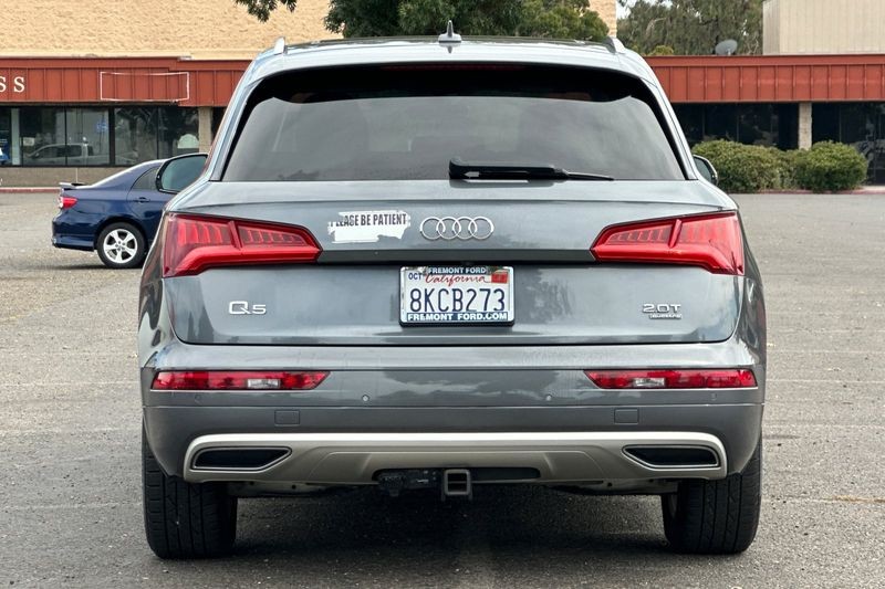 Audi Q5 Vehicle Full-screen Gallery Image 04