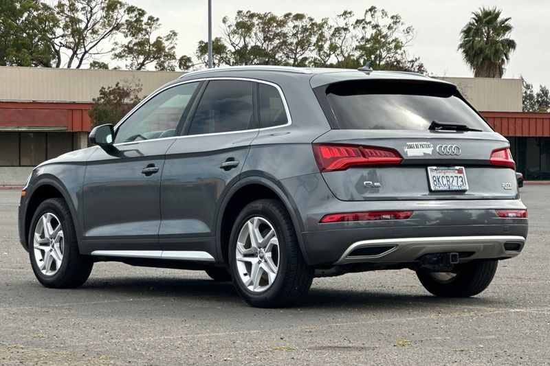 Audi Q5 Vehicle Full-screen Gallery Image 05