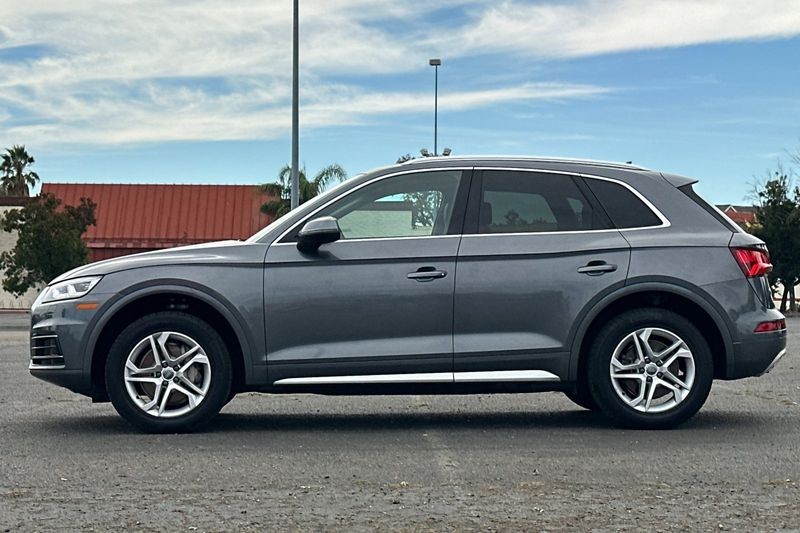 Audi Q5 Vehicle Full-screen Gallery Image 06