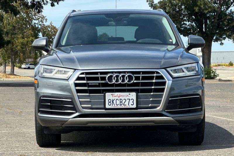Audi Q5 Vehicle Full-screen Gallery Image 08
