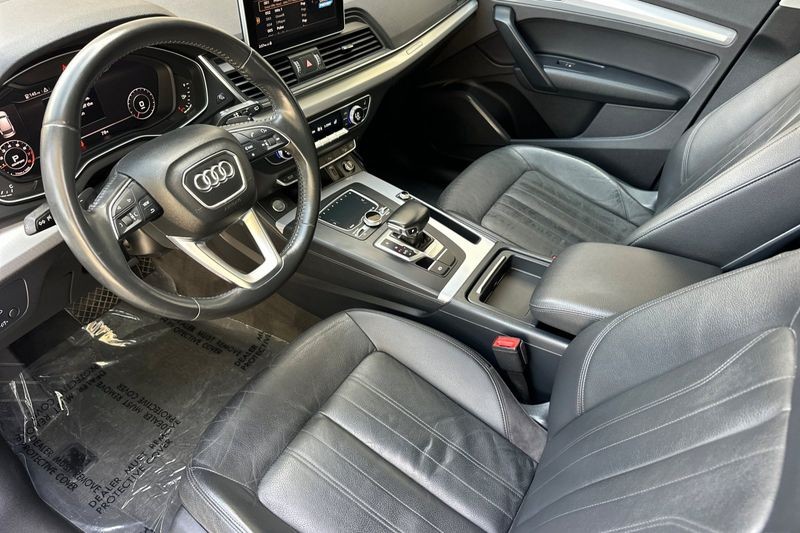 Audi Q5 Vehicle Full-screen Gallery Image 09