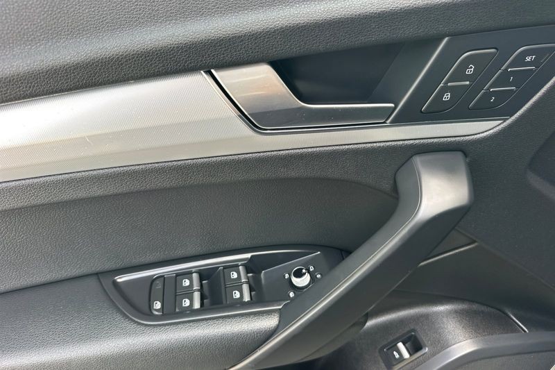 Audi Q5 Vehicle Full-screen Gallery Image 10