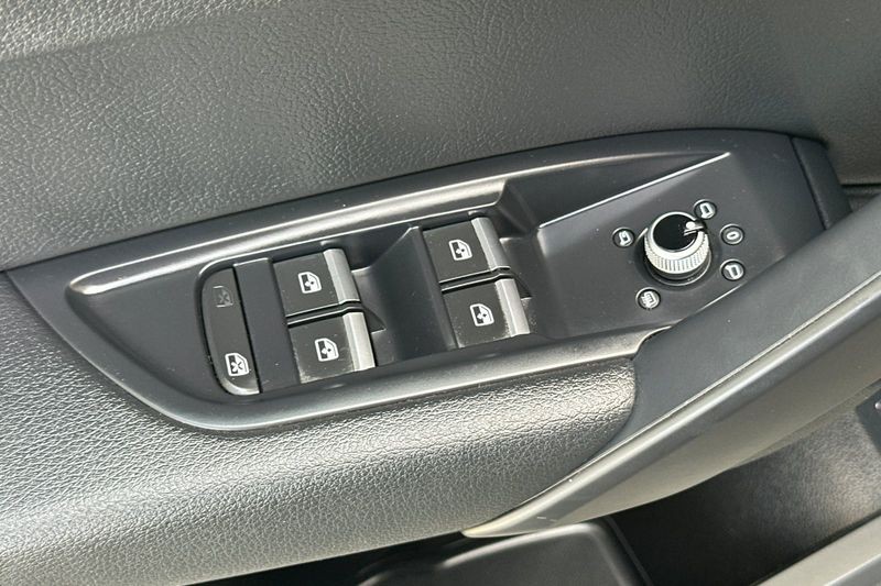 Audi Q5 Vehicle Full-screen Gallery Image 11