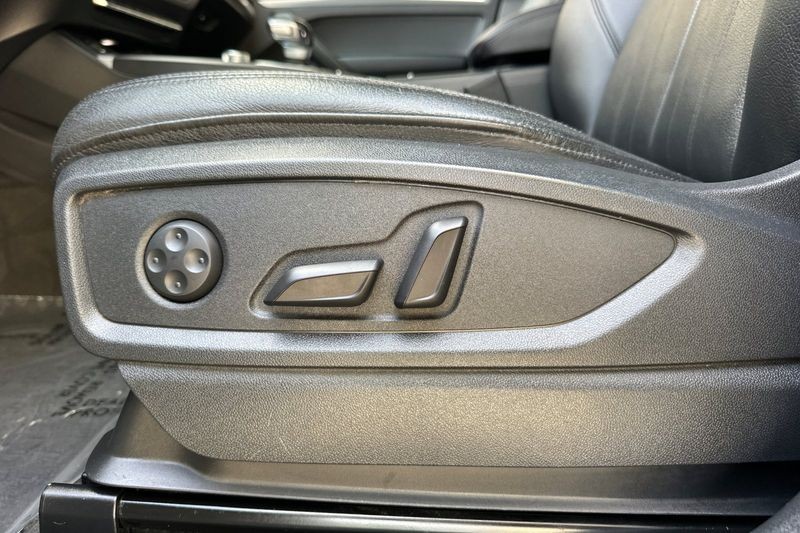 Audi Q5 Vehicle Full-screen Gallery Image 12
