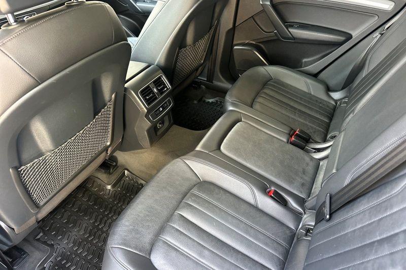 Audi Q5 Vehicle Full-screen Gallery Image 13
