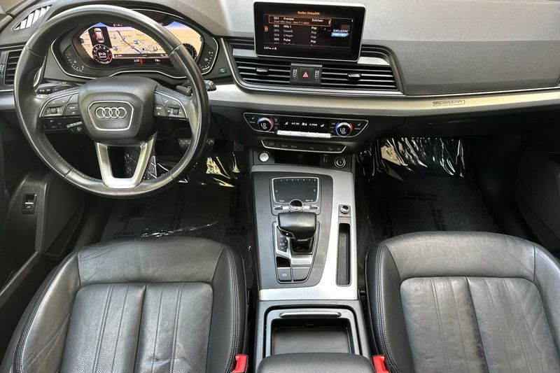 Audi Q5 Vehicle Full-screen Gallery Image 14