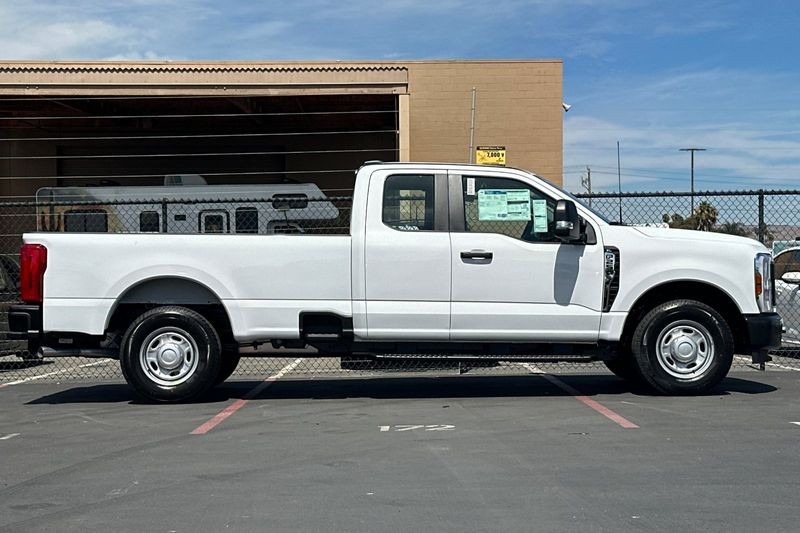 Ford F-250SD Vehicle Full-screen Gallery Image 02