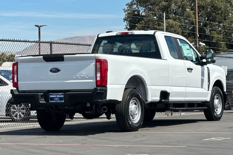 Ford F-250SD Vehicle Full-screen Gallery Image 03