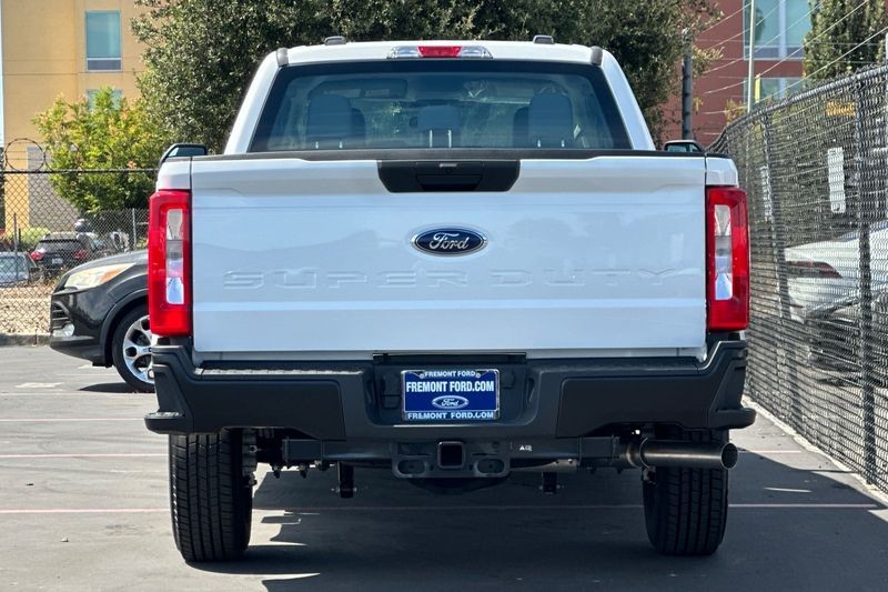 Ford F-250SD Vehicle Full-screen Gallery Image 04