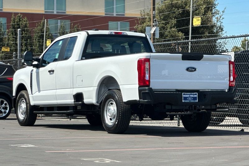 Ford F-250SD Vehicle Full-screen Gallery Image 05