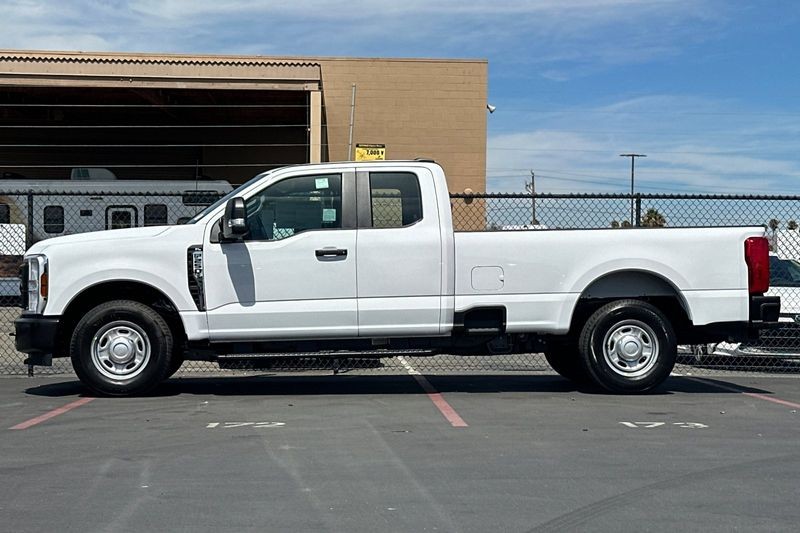 Ford F-250SD Vehicle Full-screen Gallery Image 06