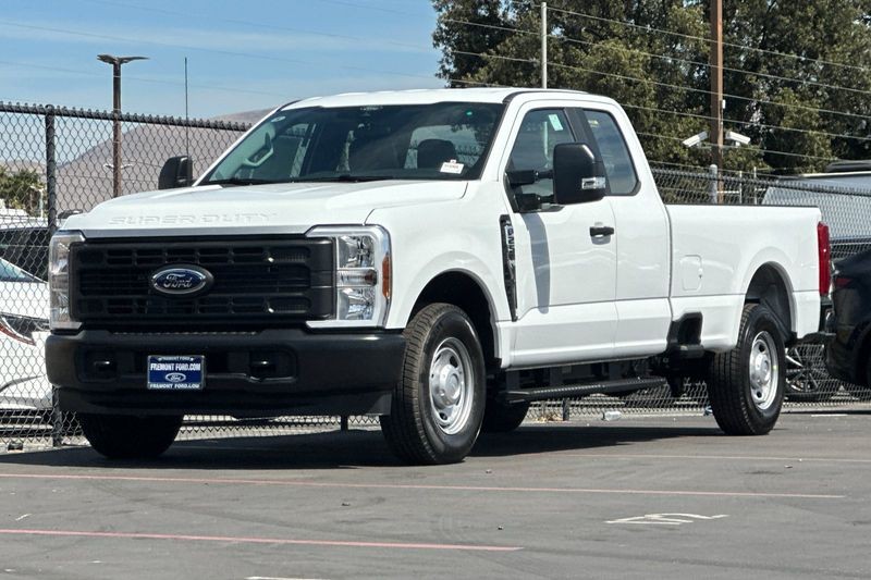 Ford F-250SD Vehicle Full-screen Gallery Image 07