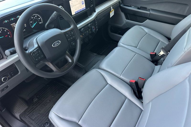 Ford F-250SD Vehicle Full-screen Gallery Image 09