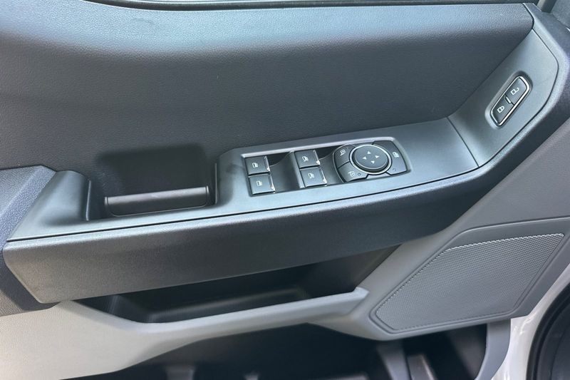 Ford F-250SD Vehicle Full-screen Gallery Image 10