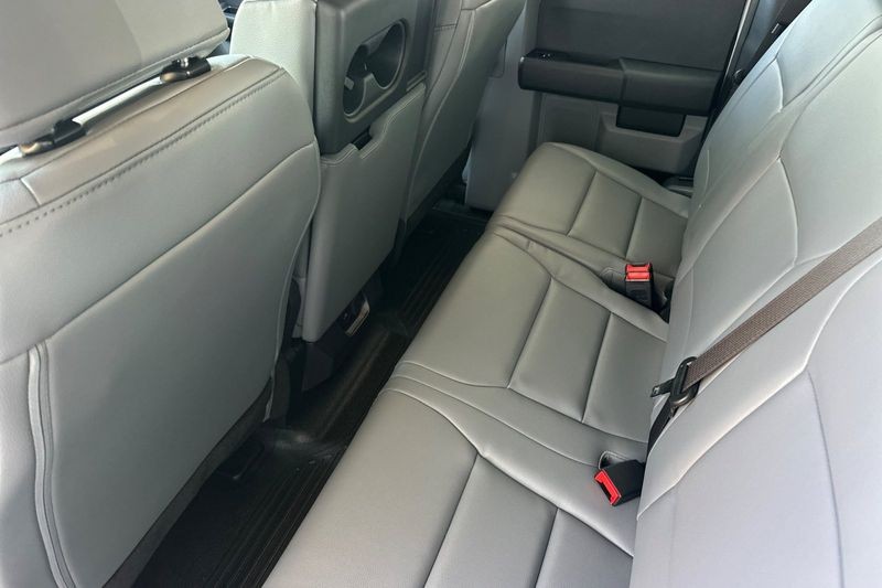 Ford F-250SD Vehicle Full-screen Gallery Image 12