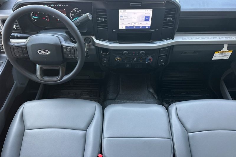 Ford F-250SD Vehicle Full-screen Gallery Image 14