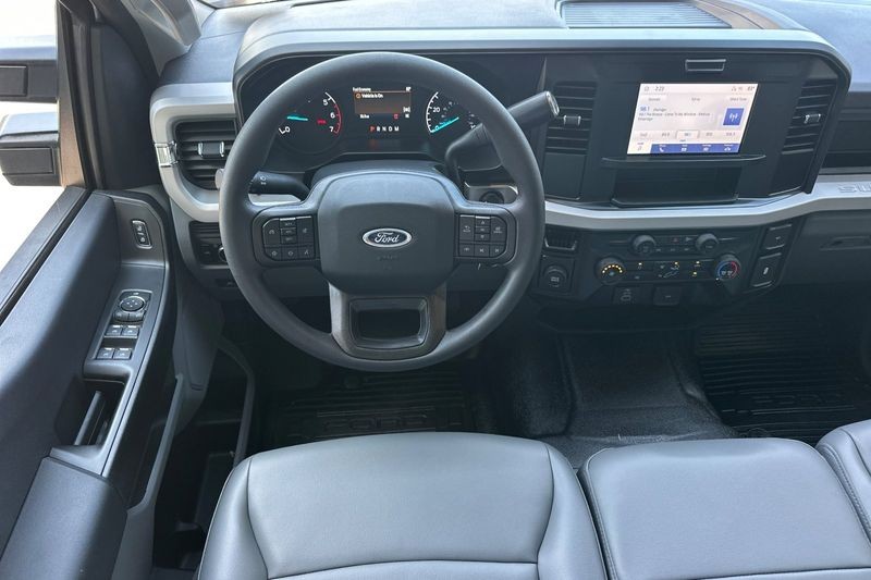 Ford F-250SD Vehicle Full-screen Gallery Image 15