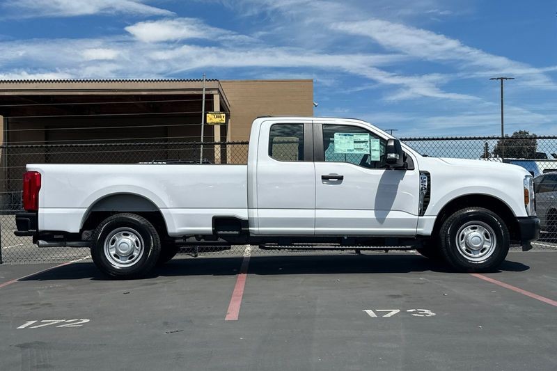 Ford F-250SD Vehicle Full-screen Gallery Image 02