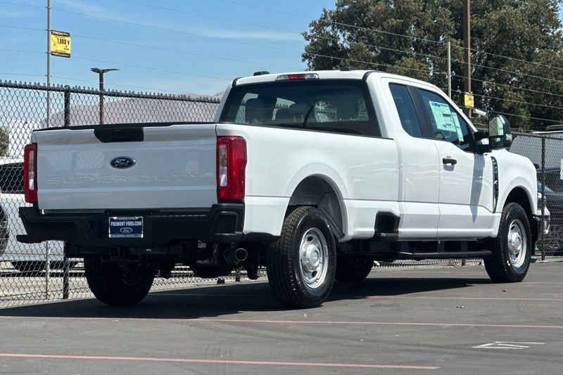 Ford F-250SD Vehicle Full-screen Gallery Image 03