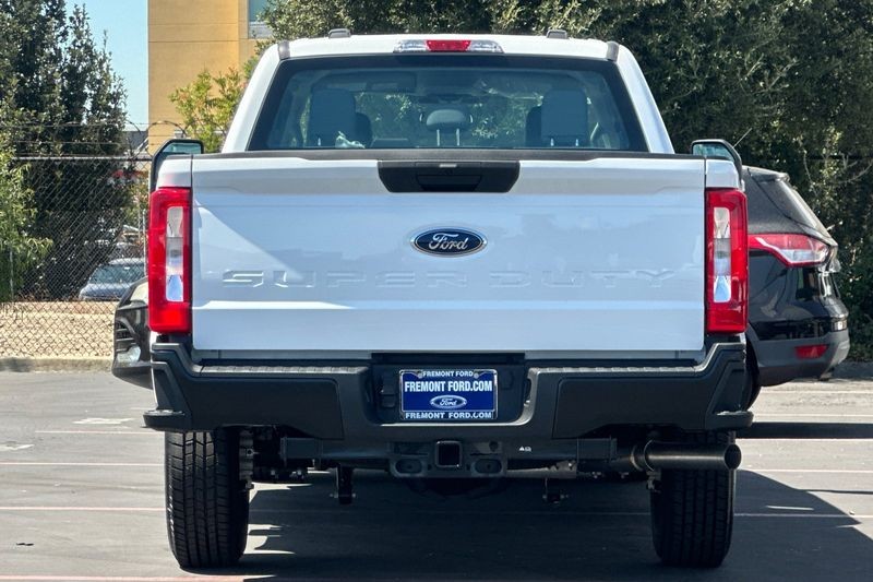 Ford F-250SD Vehicle Full-screen Gallery Image 04