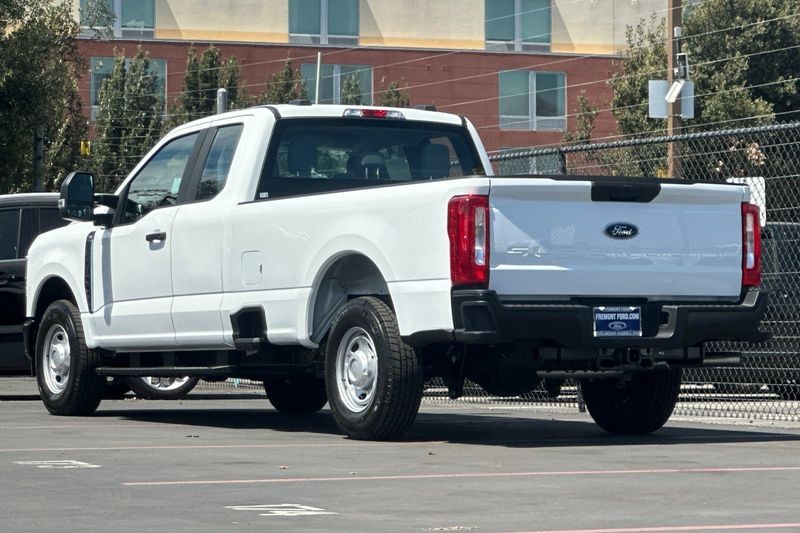 Ford F-250SD Vehicle Full-screen Gallery Image 05