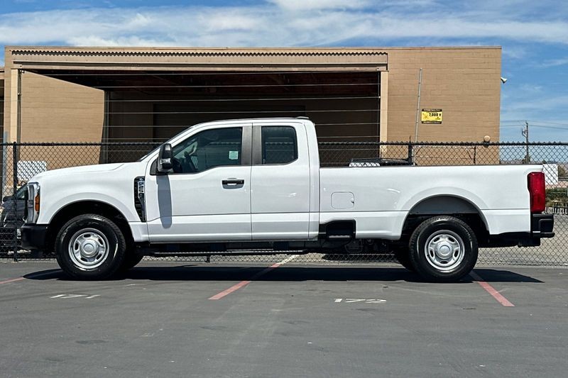 Ford F-250SD Vehicle Full-screen Gallery Image 06