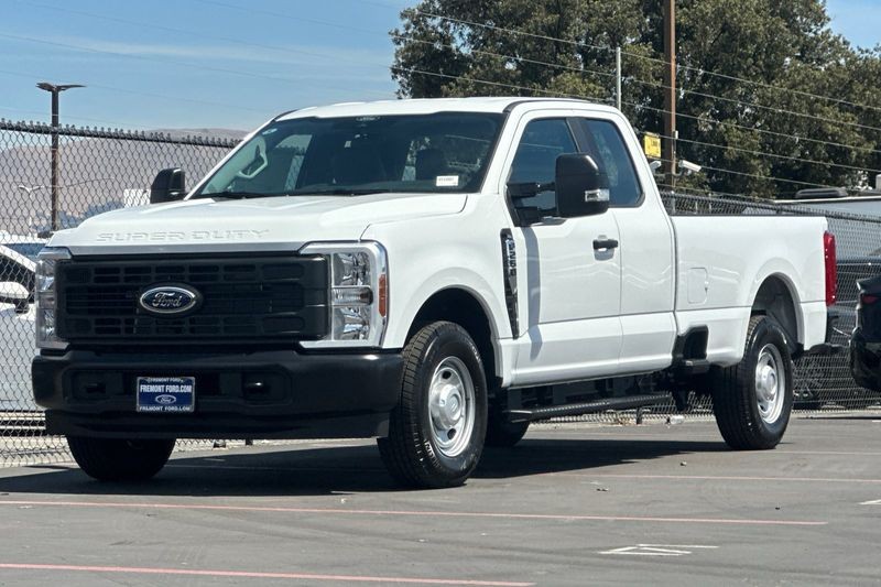 Ford F-250SD Vehicle Full-screen Gallery Image 07
