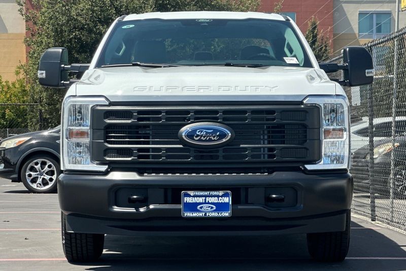 Ford F-250SD Vehicle Full-screen Gallery Image 08