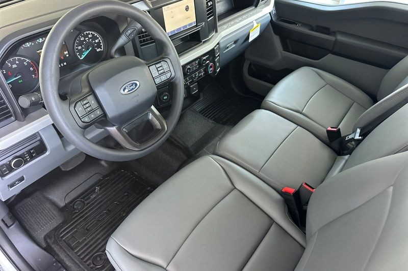 Ford F-250SD Vehicle Full-screen Gallery Image 09