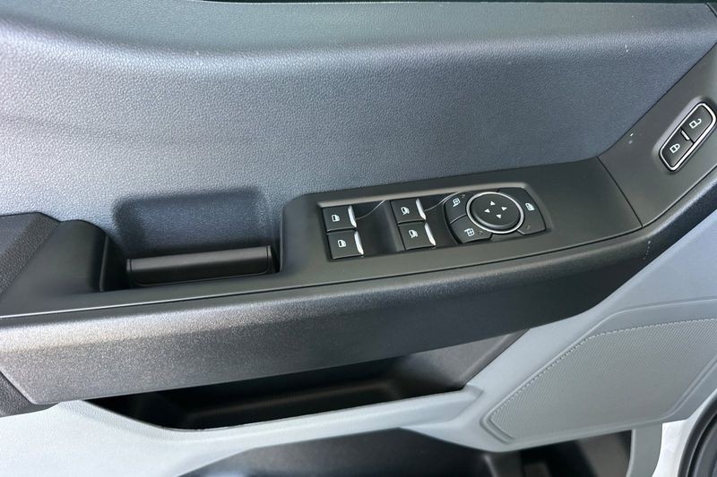 Ford F-250SD Vehicle Full-screen Gallery Image 10