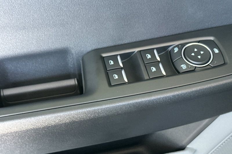 Ford F-250SD Vehicle Full-screen Gallery Image 11