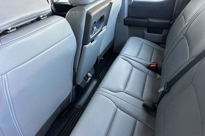 Ford F-250SD Vehicle Full-screen Gallery Image 12