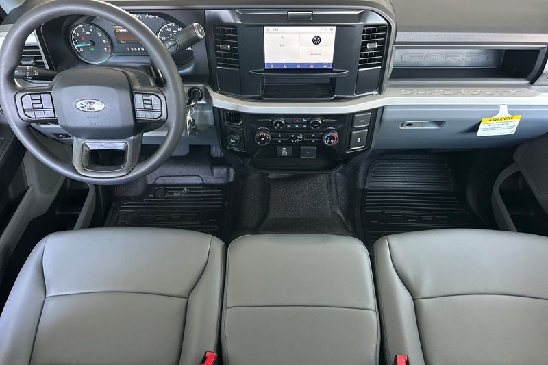 Ford F-250SD Vehicle Full-screen Gallery Image 14