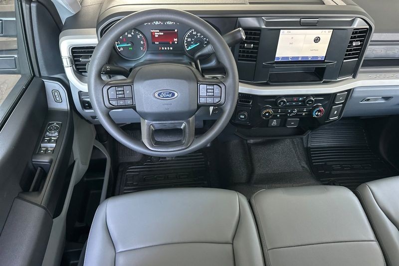Ford F-250SD Vehicle Full-screen Gallery Image 15