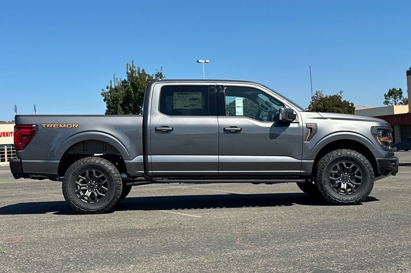 Ford F-150 Vehicle Full-screen Gallery Image 02