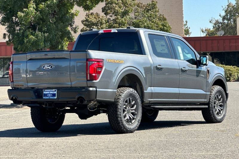 Ford F-150 Vehicle Full-screen Gallery Image 03