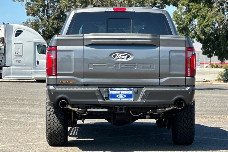 Ford F-150 Vehicle Full-screen Gallery Image 04