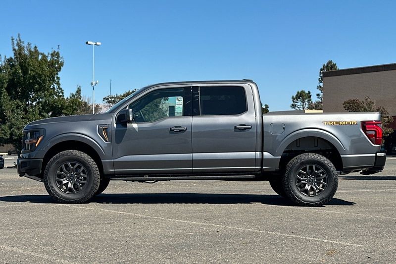 Ford F-150 Vehicle Full-screen Gallery Image 06