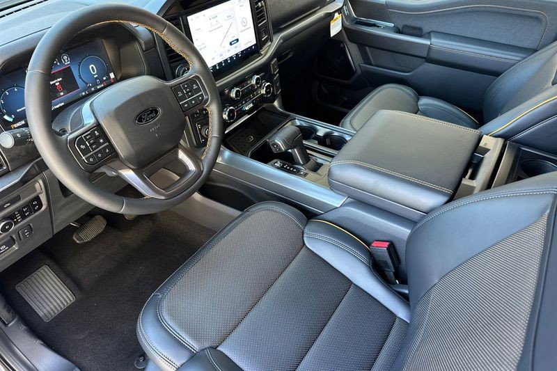 Ford F-150 Vehicle Full-screen Gallery Image 09