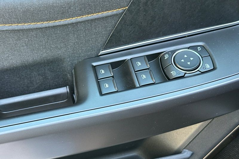 Ford F-150 Vehicle Full-screen Gallery Image 11