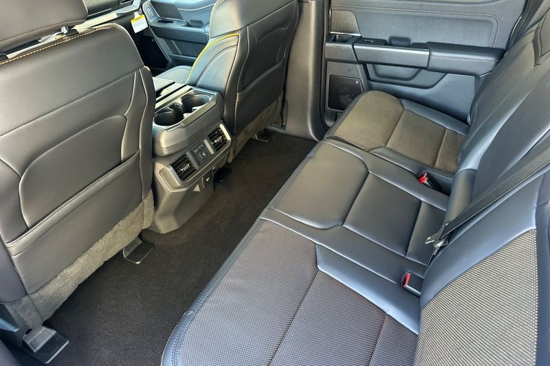 Ford F-150 Vehicle Full-screen Gallery Image 12