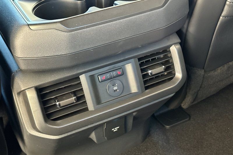 Ford F-150 Vehicle Full-screen Gallery Image 13