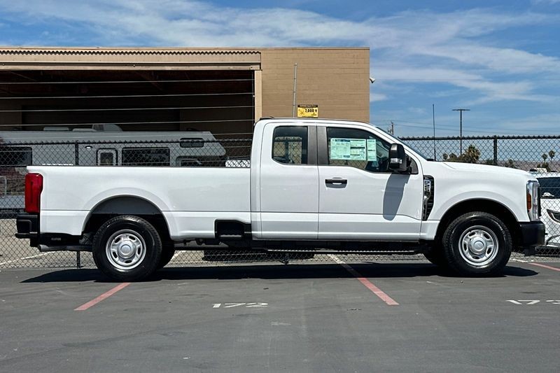 Ford F-250SD Vehicle Full-screen Gallery Image 02